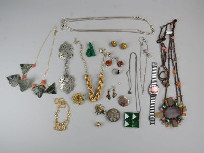 de nombreux colliers et bracelets disposés sur une table