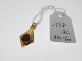 gros plan d'un collier auquel est attachée une étiquette