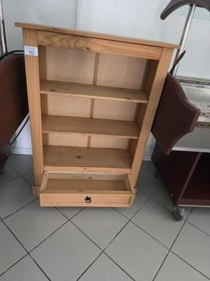 une bibliothèque en bois surmontée d'un tiroir
