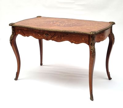 Bureau plat ouvrant par un tiroir en ceinture, pieds galbés … - Photo 1