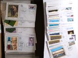 une boîte remplie de timbres posée sur une table
