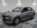 la voiture grise est garée sur un sol en damier dans le garage