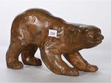 sculpture en bronze représentant un ours portant une étiquette sur la poitrine