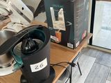 une table sur laquelle se trouvent un mixeur et une boîte de nourriture