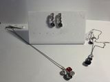 un ensemble composé d'un collier et de boucles d'oreilles posé sur une table