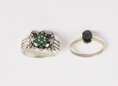 deux bagues, l'une sertie d'une pierre verte et l'autre d'une pierre noire