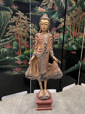 statue représentant une personne debout sur une estrade devant un écran