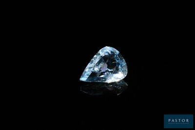 un diamant bleu sur fond noir