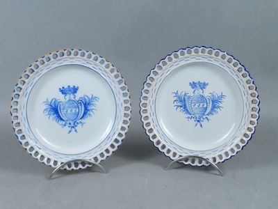 une paire d'assiettes bleues et blanches ornées de fleurs et de feuilles