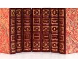 Les quatre livres sont alignés les uns à côté des autres sur une surface blanche.