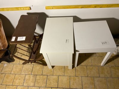 deux tables et une chaise dans un coin de la pièce