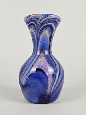 un vase bleu posé sur une table