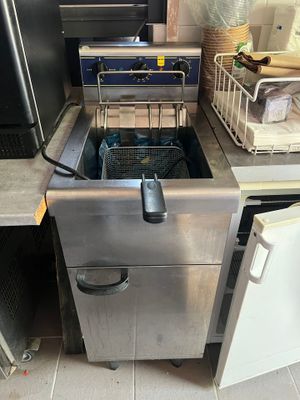 une photo d'une friteuse professionnelle dans une cuisine professionnelle
