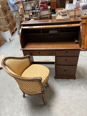 a chair that is sitting next to a desk in a room