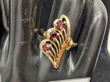 une bague en or sertie d'une pierre rouge