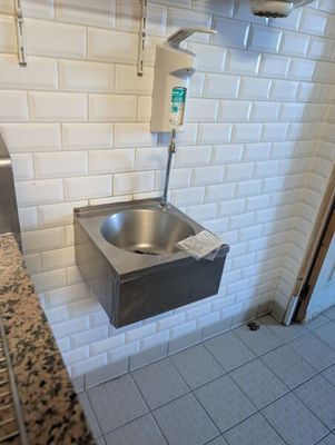une salle de bains équipée d'un lavabo et de toilettes