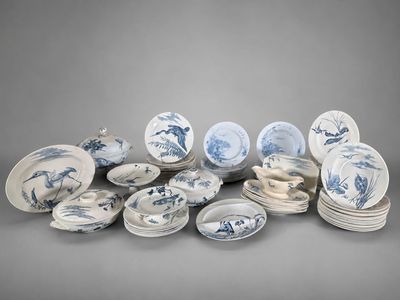 beaucoup d'assiettes et de bols bleus et blancs sur la table