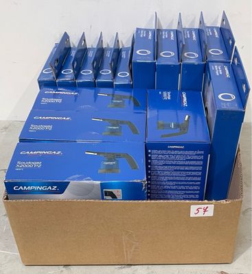 beaucoup de boîtes bleues posées par terre