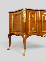 Commode à façade et côtés légèrement galbés, marquetée en bo… (photo 3)