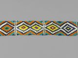 un gros plan d'un bracelet posé sur une surface grise