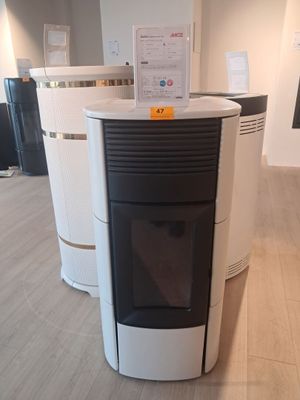 une photo d'un poêle dans un magasin, sur lequel est accrochée une pancarte