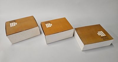 trois boîtes placées l'une à côté de l'autre sur une table