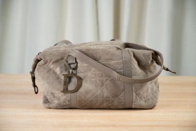 CHRISTIAN DIOR Sac polochon en daim beige matelassé cannage … - Photo 1