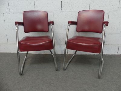 paire de fauteuils de bureau en cuir rouge avec des pieds chromés