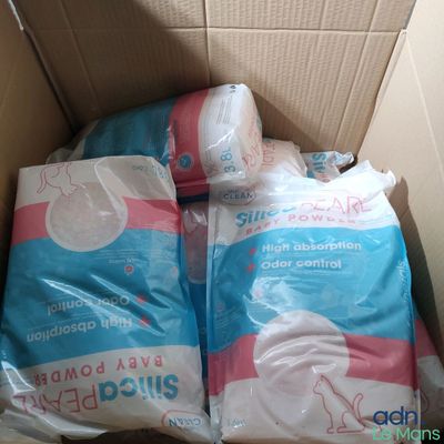 une boîte de couches contenue dans un carton