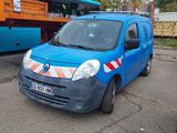 une camionnette bleue garée dans un parking
