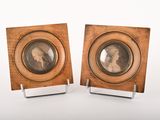 paire de cadres photo anciens représentant un homme et une femme de profil