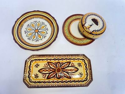 trois assiettes et un plateau posés sur une table blanche