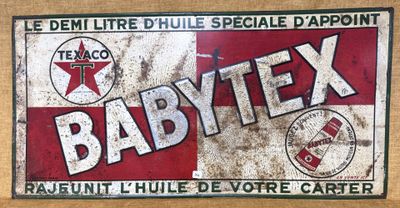 une enseigne portant l'inscription « babytex » sur le côté d'un immeuble