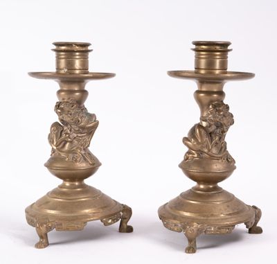 paire de bougeoirs anciens en laiton ornés d'anges et de chérubins