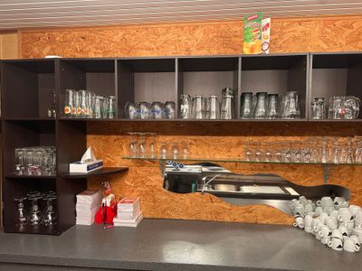 un bar sur lequel sont posés plusieurs verres vides