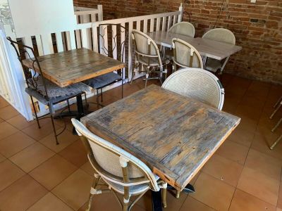 Ensemble de mobilier soit environ :