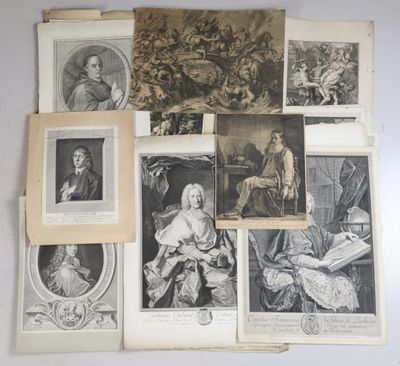 un vieux livre sur lequel sont posées plusieurs photos