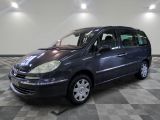 la photo d'une petite camionnette bleue garée dans un garage