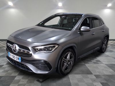Un SUV Mercedes GLA dans un showroom au sol à damier
