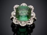 une bague en émeraude et diamant