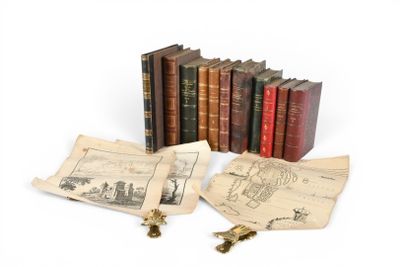 plusieurs vieux livres sont empilés sur une surface blanche