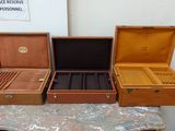 trois boîtes en bois posées sur une table