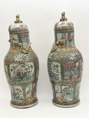 paire de vases chinois ornés de scènes asiatiques sur fond blanc