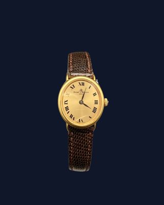 une image montrant un gros plan d'une montre-bracelet sur fond bleu
