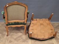 Paire de fauteuils à la Reine en bois mouluré et sculpté, le… (photo 5)