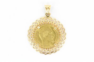 un pendentif en forme de pièce d'or sur lequel est gravé le visage d'une femme