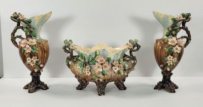 Garniture en barbotine à décor de fleurs en application, com… - Photo 1