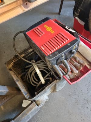 une boîte rouge contenant une machine rouge et noire