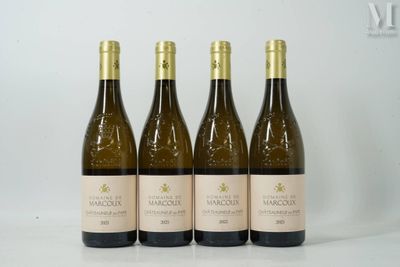 trois bouteilles de vin blanc sont alignées sur une table