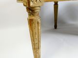 une image représentant une chaise avec une assise rembourrée rouge et des pieds en bois